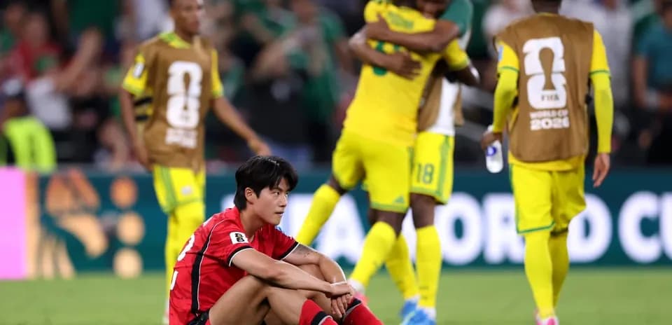 Koreyski futbolchi o'yin tugagach o'tirgan