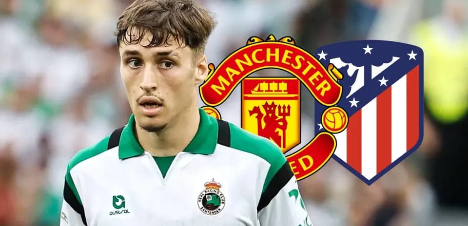 Futbolchi maydonda, Manchester United va Atletico logotiplari