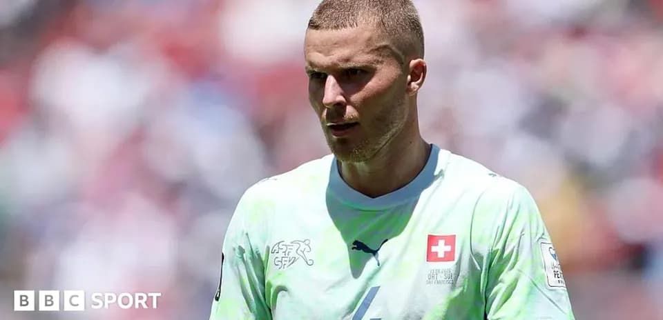 Futbolchi maydonda o'yin davomida harakatda