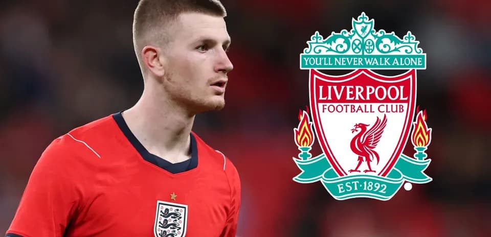 Futbolchi ingliz formasida, Liverpool logosi bilan