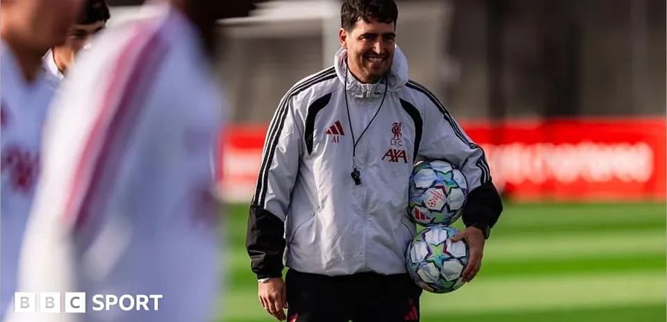 Trener LFC mashg'ulotda to'p ushlab turibdi