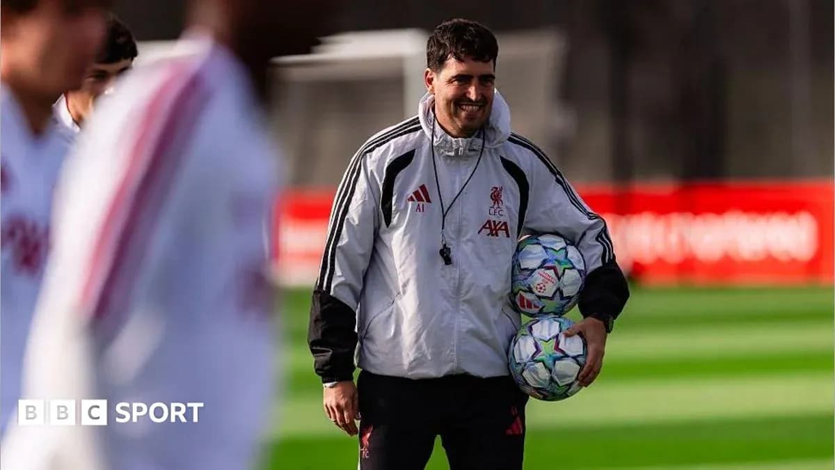 Trener LFC mashg'ulotda to'p ushlab turibdi