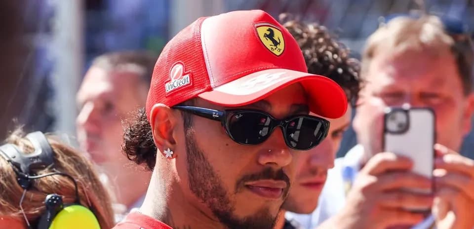 Haydovchi Ferrari shapkasi bilan kimgadir qarab turibdi