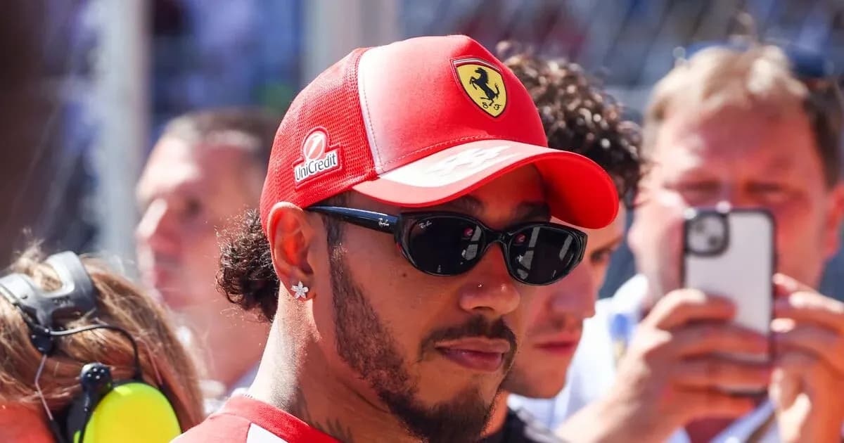 Haydovchi Ferrari shapkasi bilan kimgadir qarab turibdi