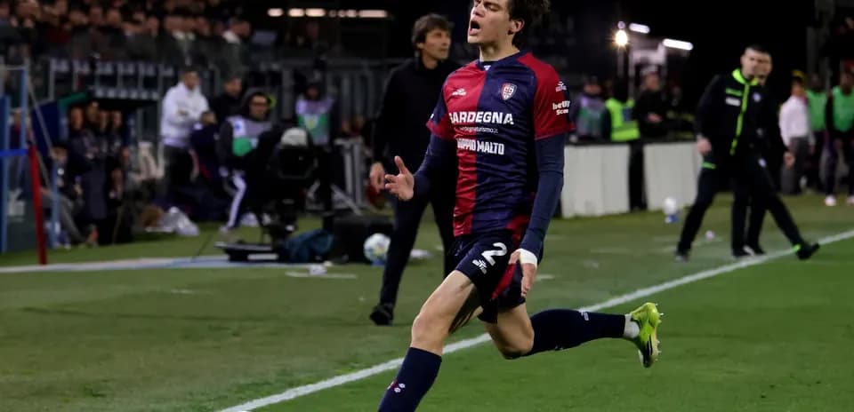 Futbolchi to'pni urayotgan jarimaga chiqmoqda