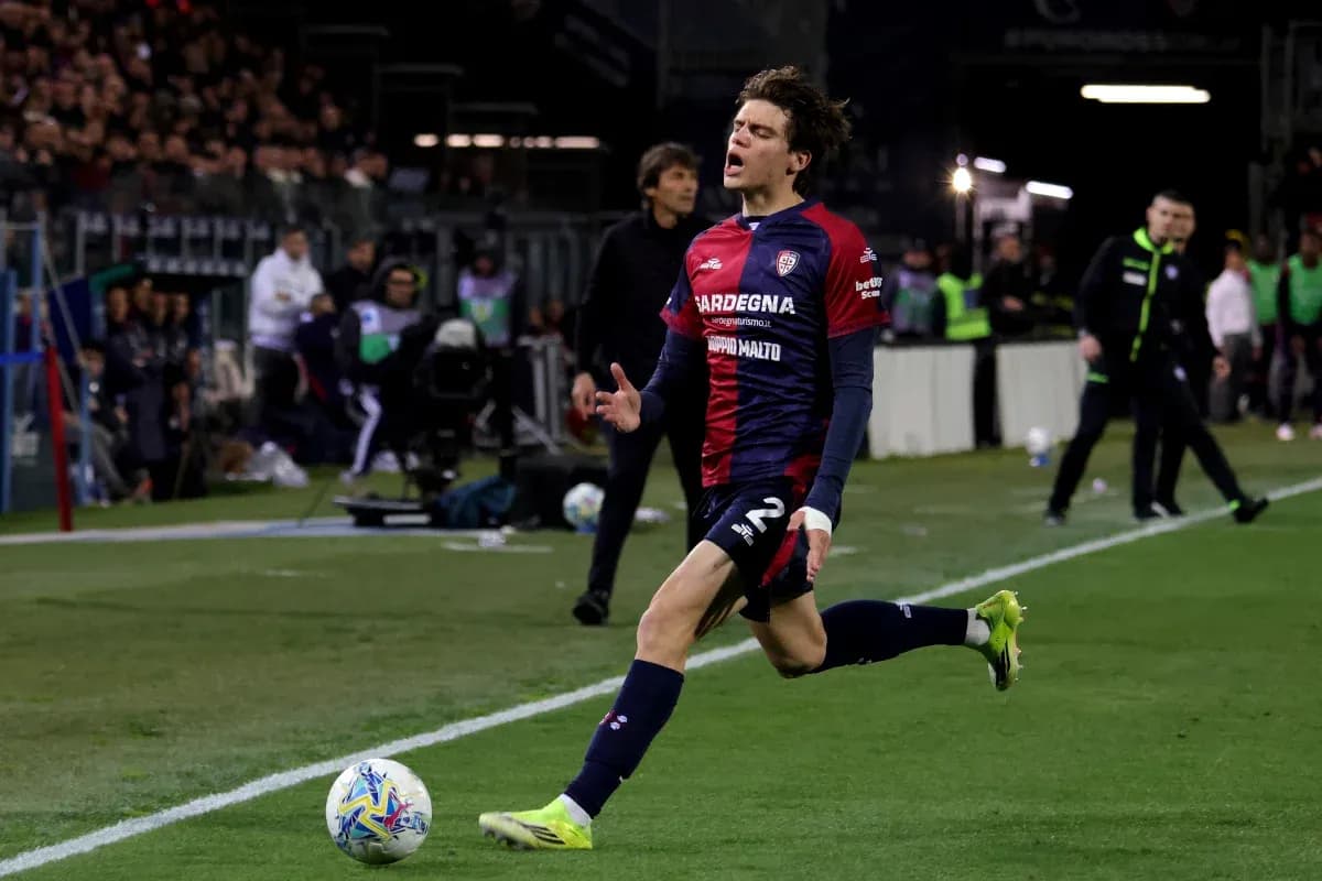 Futbolchi to'pni urayotgan jarimaga chiqmoqda
