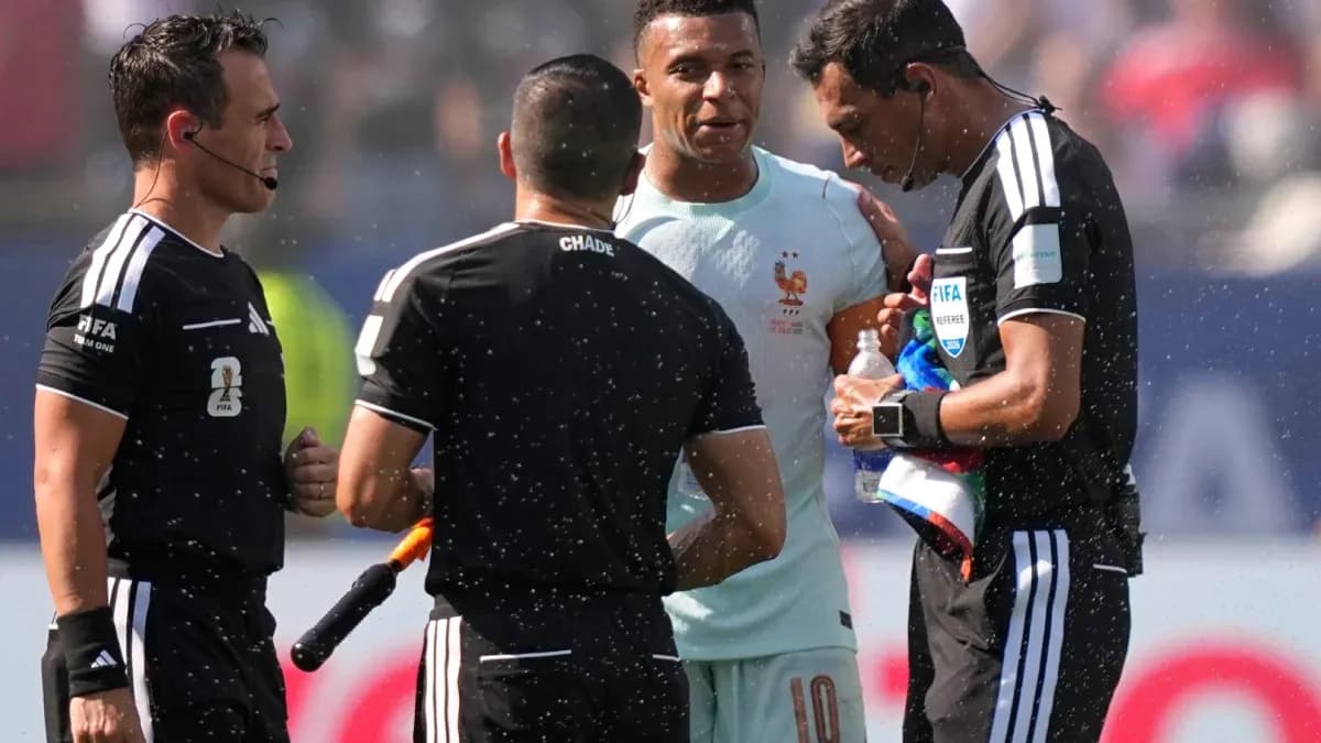 Futbol hakamlari va o'yinchi muhokama qilmoqda