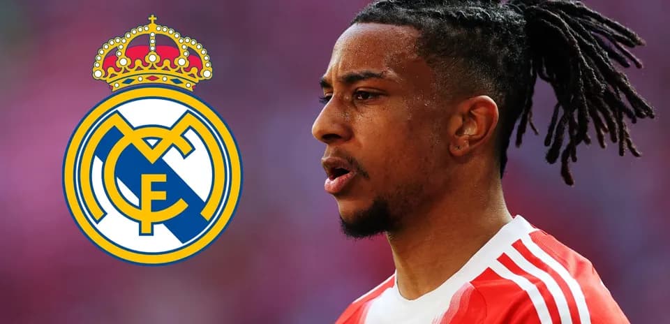 Futbolchi Real Madrid ramzini ko'rsatmoqda