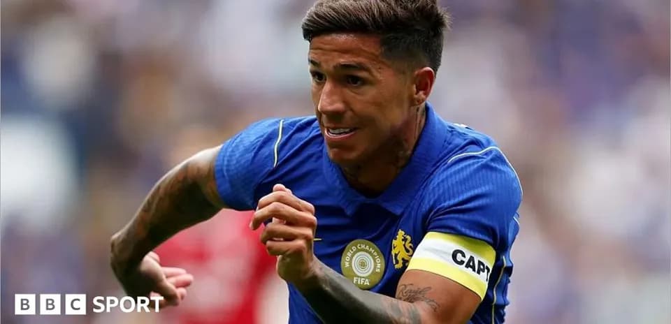Futbolchi jamoasi maydonda harakatda