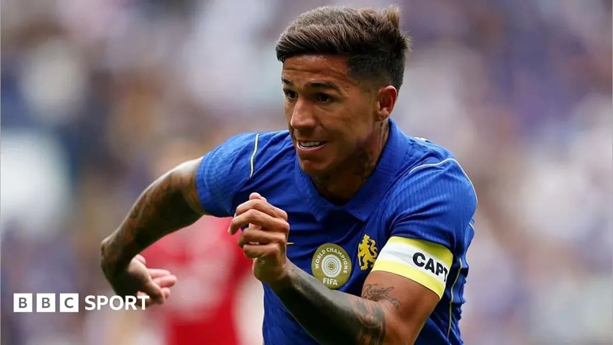 Futbolchi jamoasi maydonda harakatda
