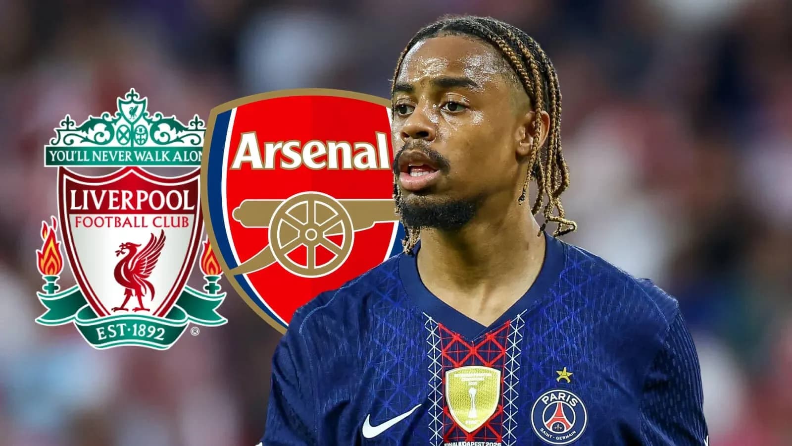 Futbolchi PSG formasida, Liverpool va Arsenal logotiplari fonida