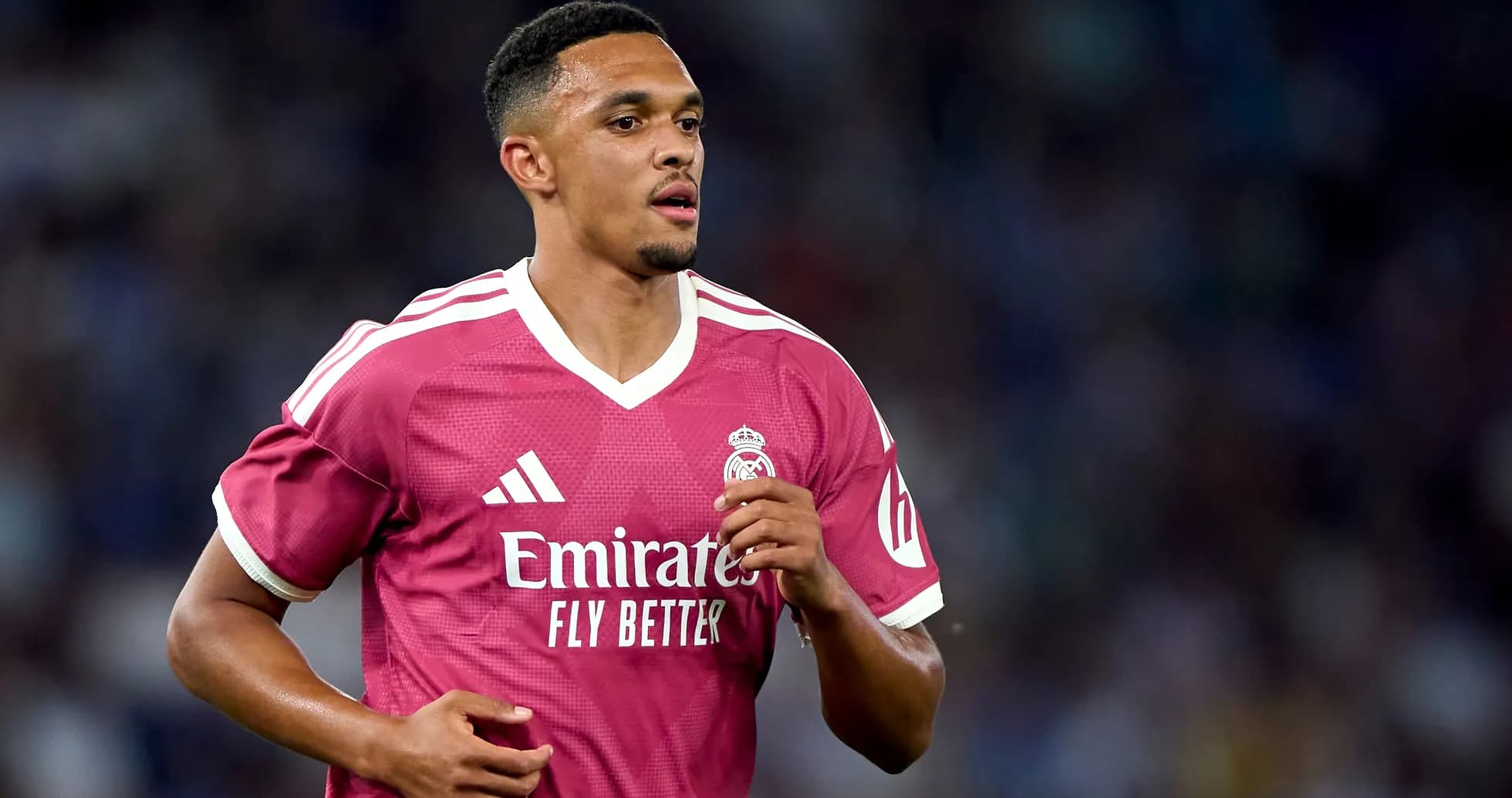 Futbolchi Real Madrid formasida maydonda yugurmoqda