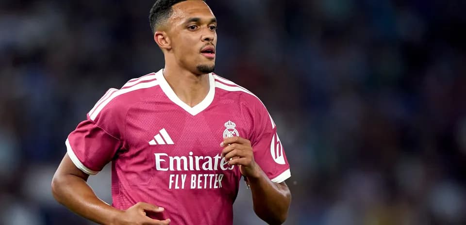 Futbolchi Real Madrid formasida maydonda yugurmoqda