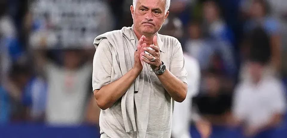 Murinho maydoni tark etmoqda va qo'lini chayqamoqda