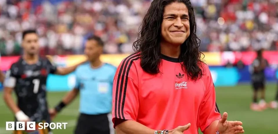 Futbolchi maydonda raqobatga tayyorgarlik ko'rmoqda