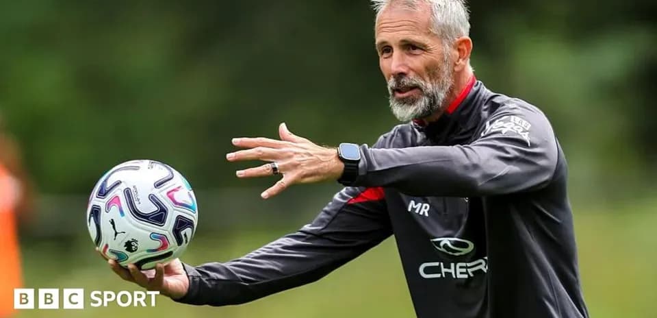 Murabbiy mashg'ulotda futbol to'pini ko'rsatmoqda