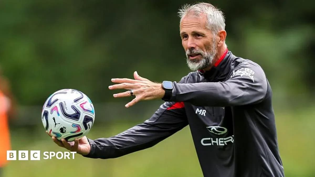 Murabbiy mashg'ulotda futbol to'pini ko'rsatmoqda