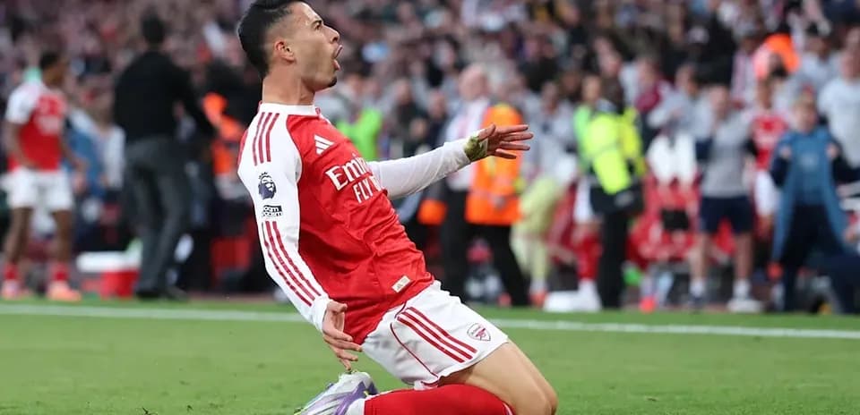 Futbolchi gol urganidan keyin nishonlayapti