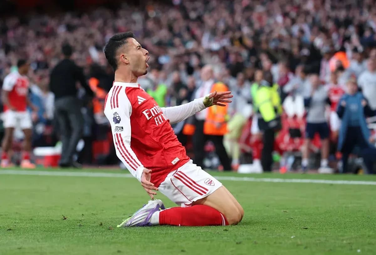 Futbolchi gol urganidan keyin nishonlayapti