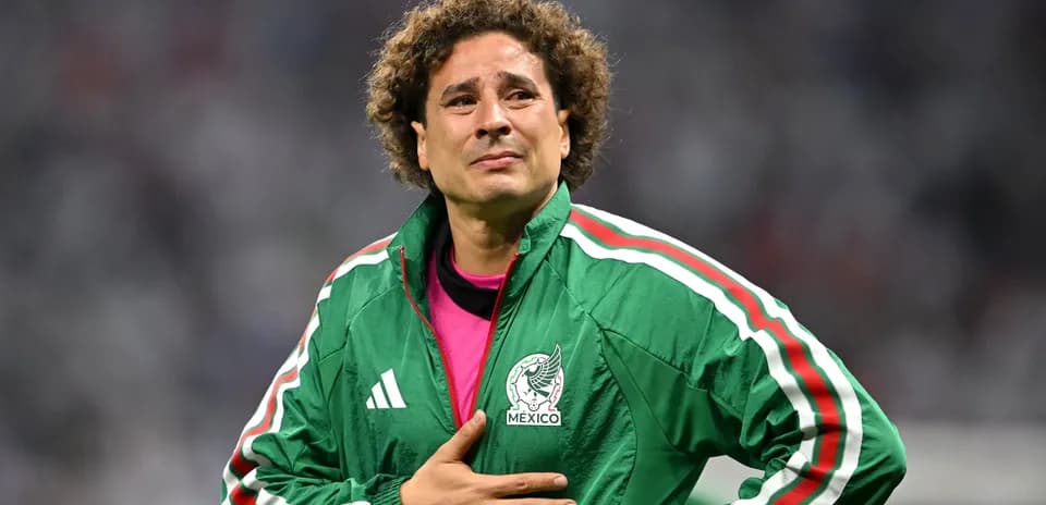 Futbolchi Meksika jamoasi shaklida maydonda