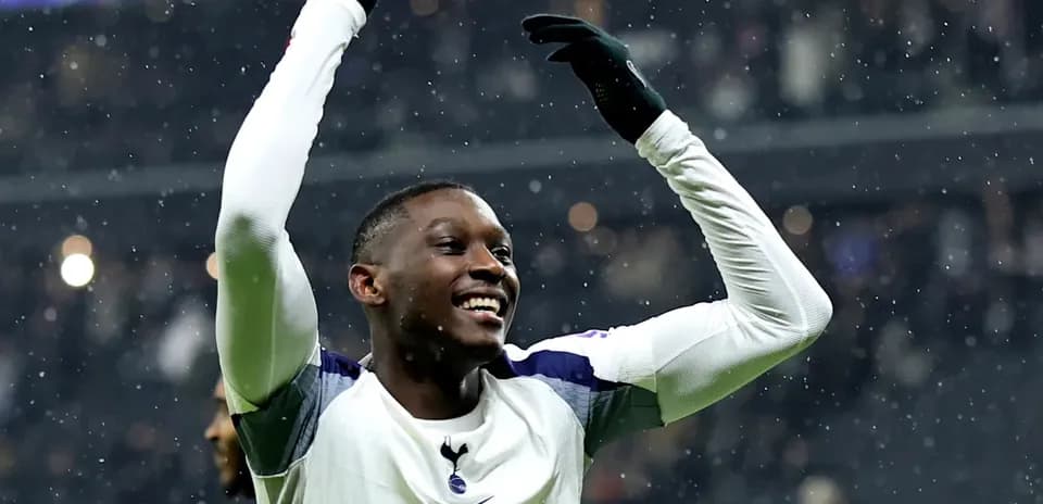 Futbolchi g'alaba qozonganidan xursand bo'lib turibdi