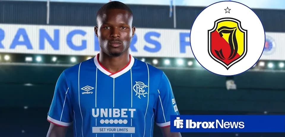 Futbolchi Rangers formasida, stadion fonida
