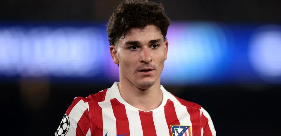 Futbolchi Atlético Madrid formasida, o'yin paytida