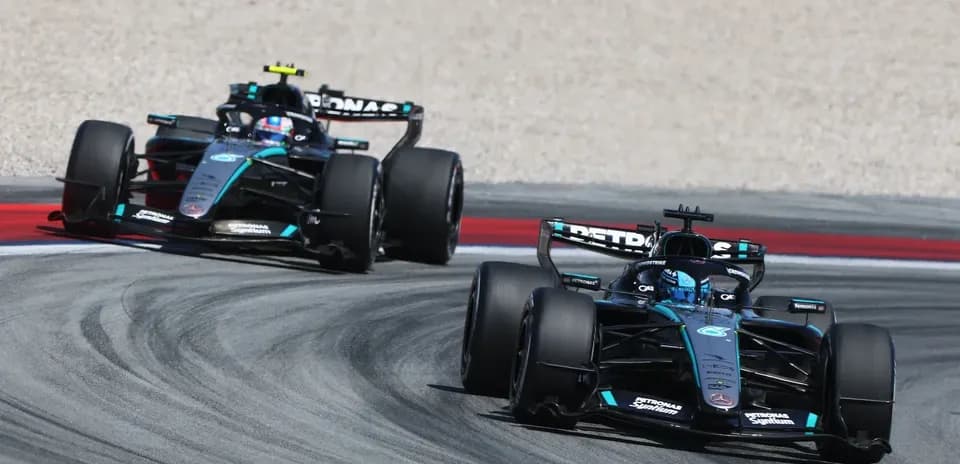 Ikkita Formula 1 mashinasi burilishda