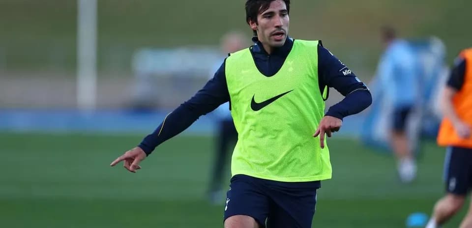 Futbolchi mashg'ulotda harakat qilib yurmoqda