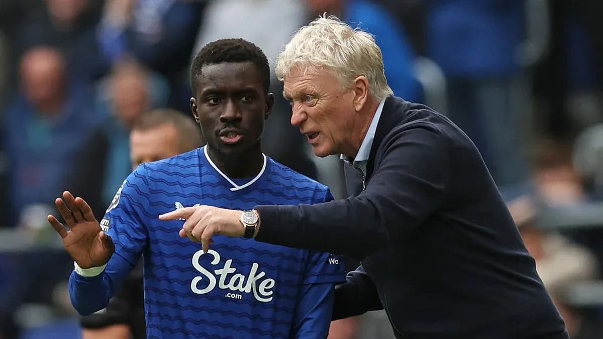 Trener o'yinchi bilan strategiya haqida gaplashmoqda
