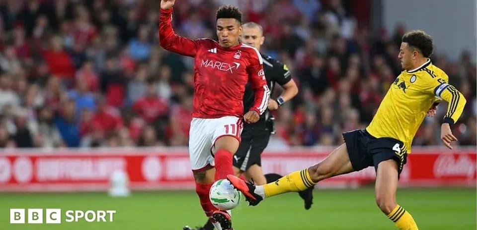 O'yin davomida futbolchilar to'p uchun kurashmoqda