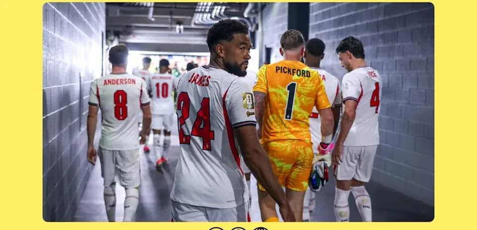 Futbolchilar kirish yo'lidan o'tib ketishmoqda