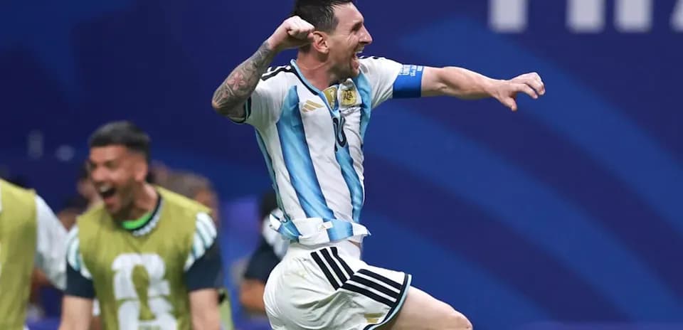 Futbolchi Lionel Messi g'alaba nishonlayapti