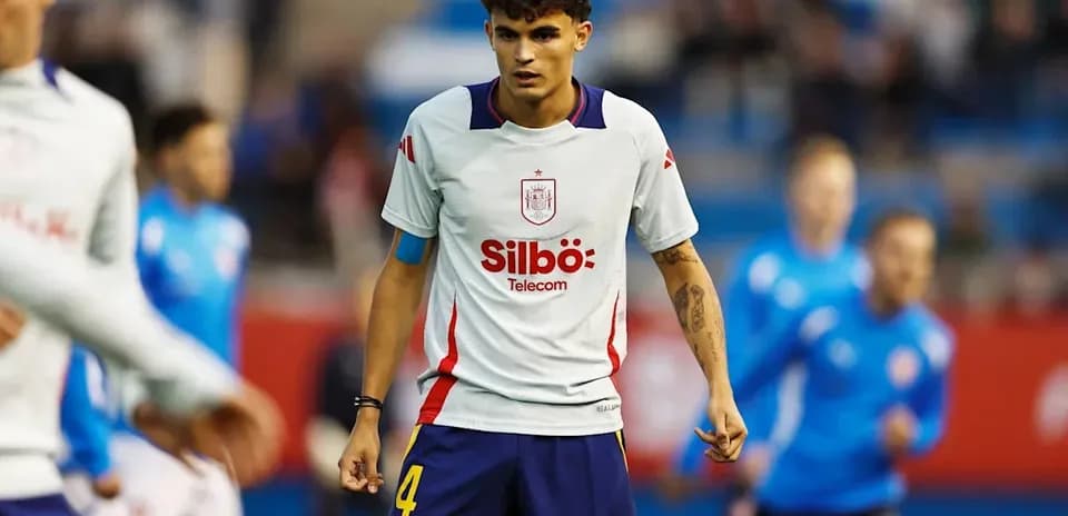 Futbolchi o'yin maydonida harakatda