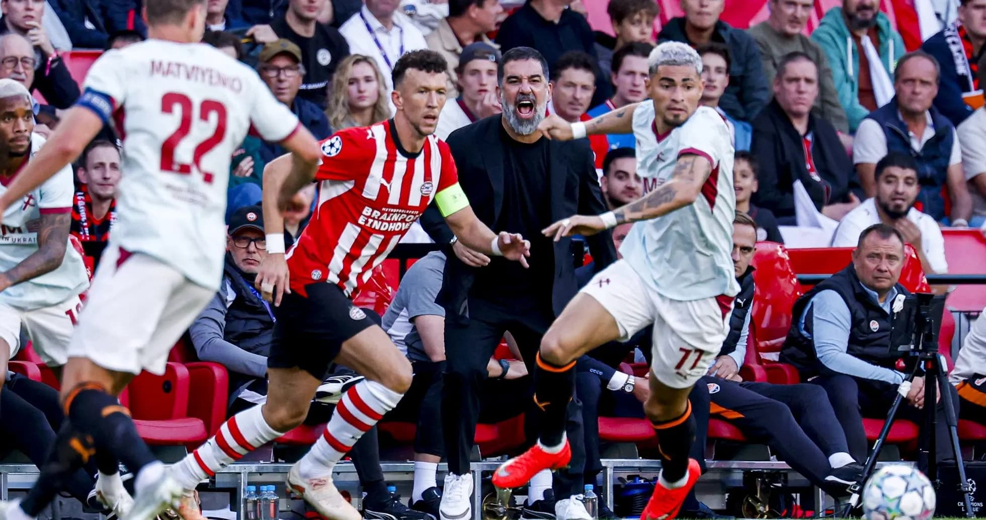 Futbol o'yinida ikki jamoa o'ynayotgan vaziyat
