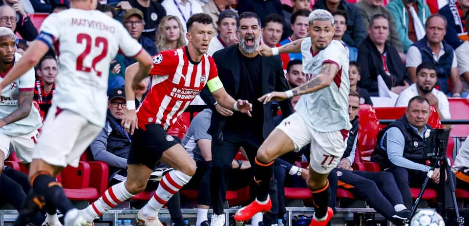 Futbol o'yinida ikki jamoa o'ynayotgan vaziyat