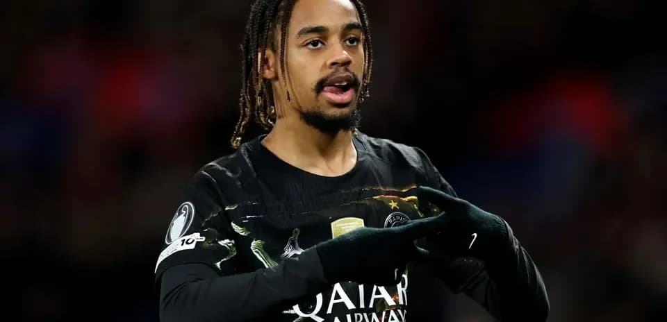 Futbolchi qizilni ko'rsatmoqda, PSG formasida