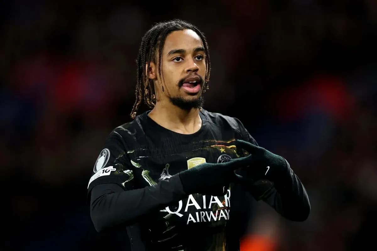 Futbolchi qizilni ko'rsatmoqda, PSG formasida