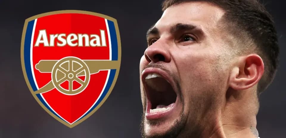 Futbolchi Arsenal logosining oldida ovoz chiqarayotgan