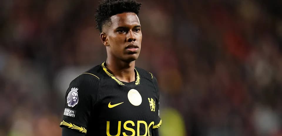 Futbolchi Chelsea formasida maydonda turibdi