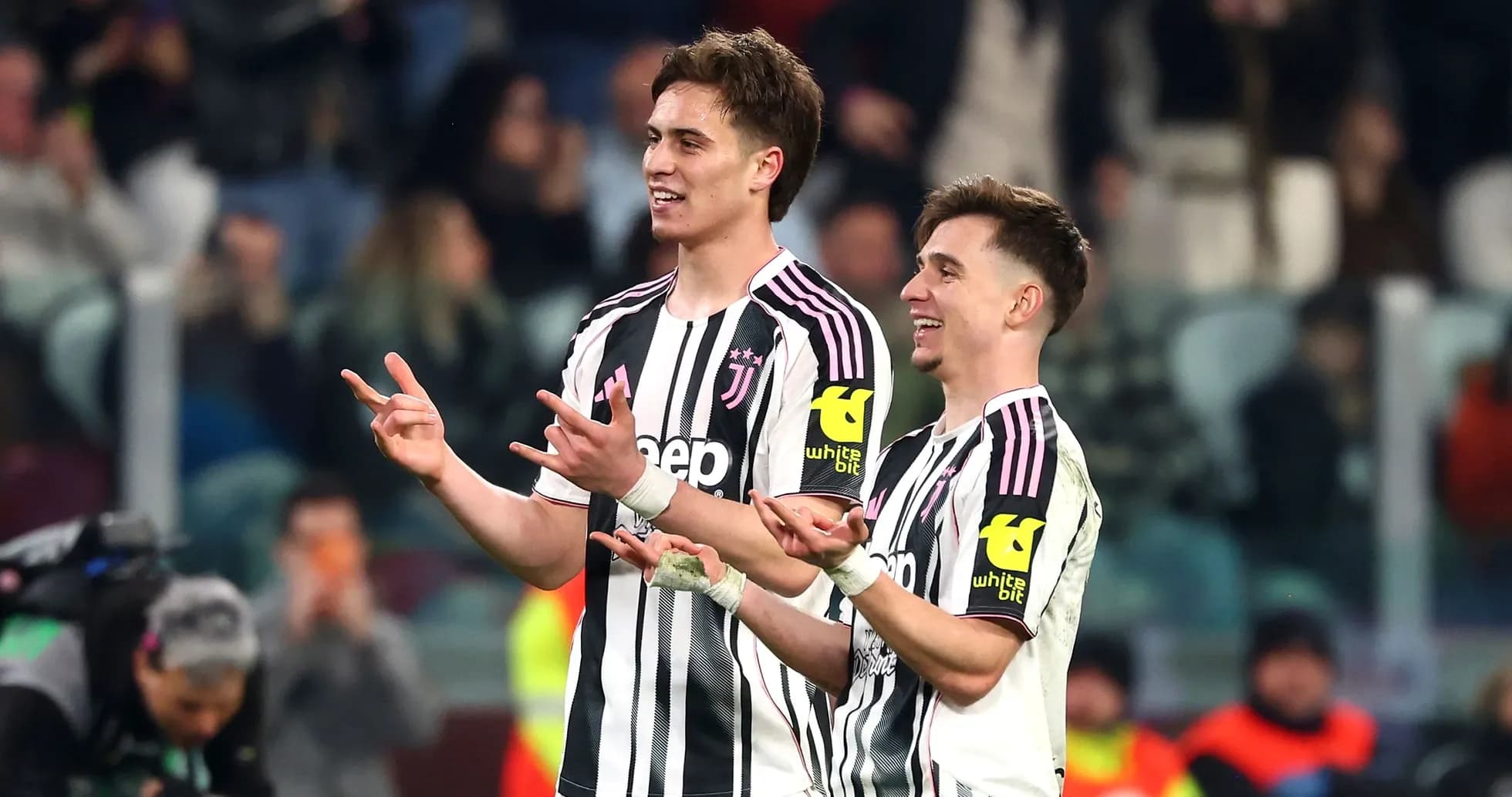 Ikkita futbolchi Juventus formasi bilan maydonda