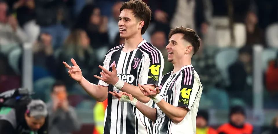 Ikkita futbolchi Juventus formasi bilan maydonda