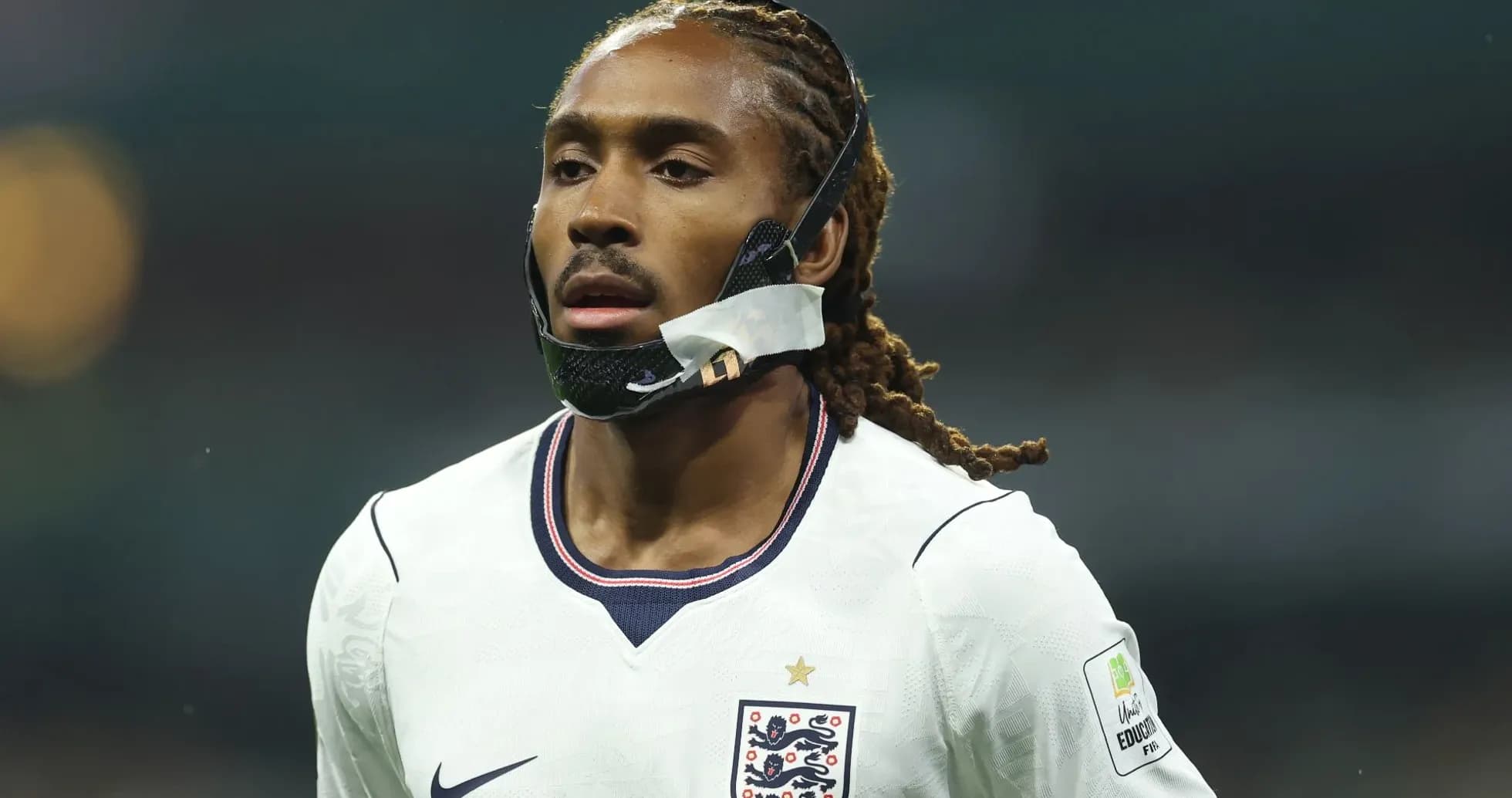 Futbolchi o'yin davomida niqob bilan