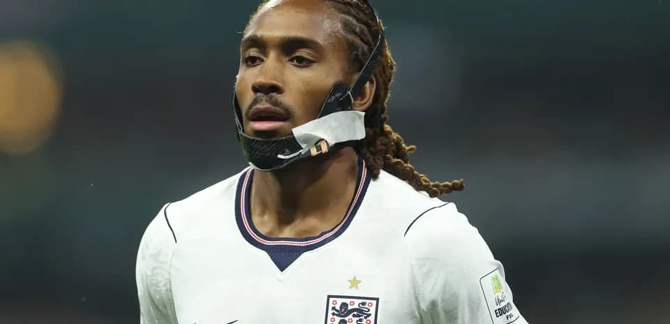 Futbolchi o'yin davomida niqob bilan