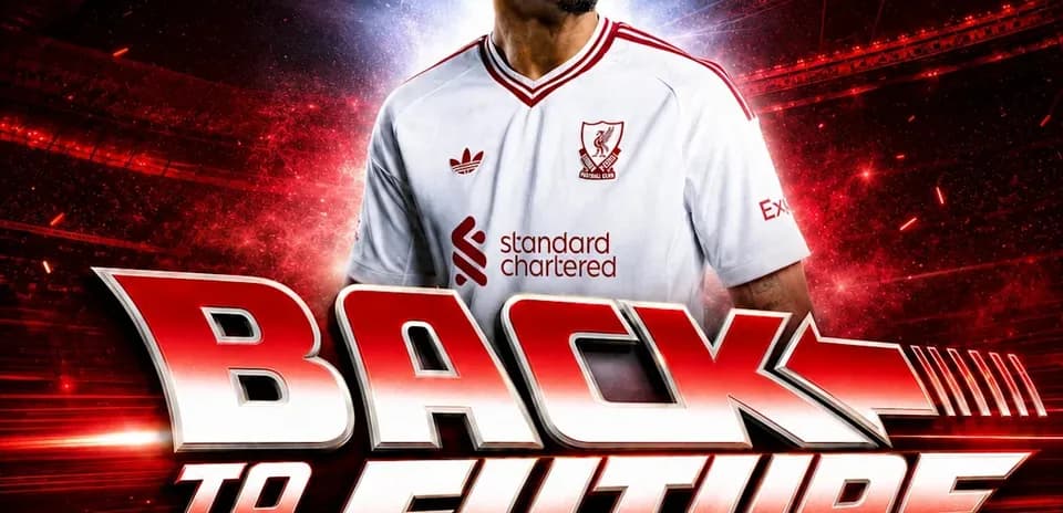 Futbolchi Liverpool formasida, fon qizil rangda