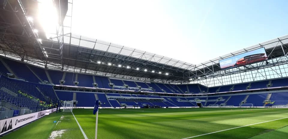 Bo'sh stadion, o'yin maydoni va o'rindiqlar