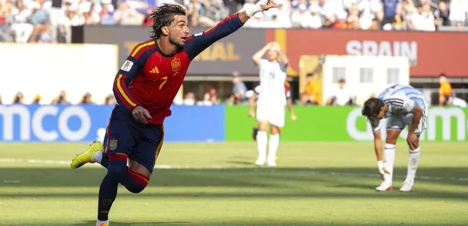 Ispaniya futbolchisi gol urganidan keyin nishonlamoqda