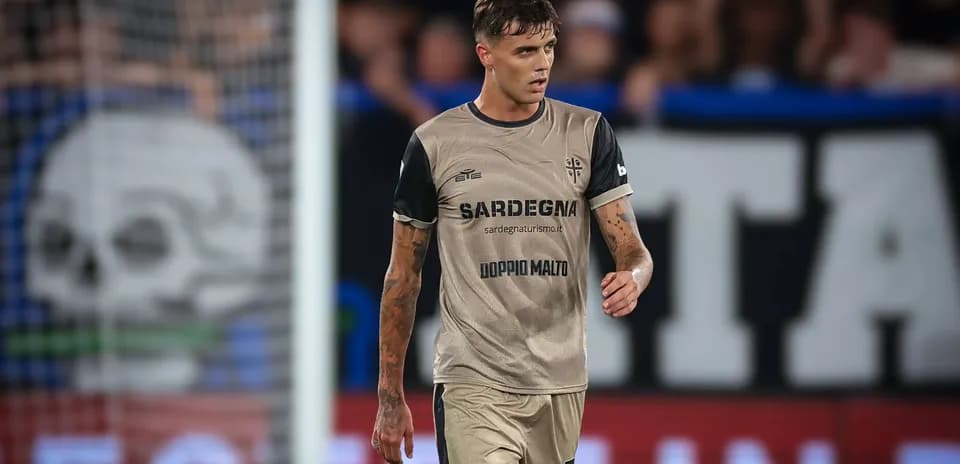 Futbolchi maydonda yurib borayotgan