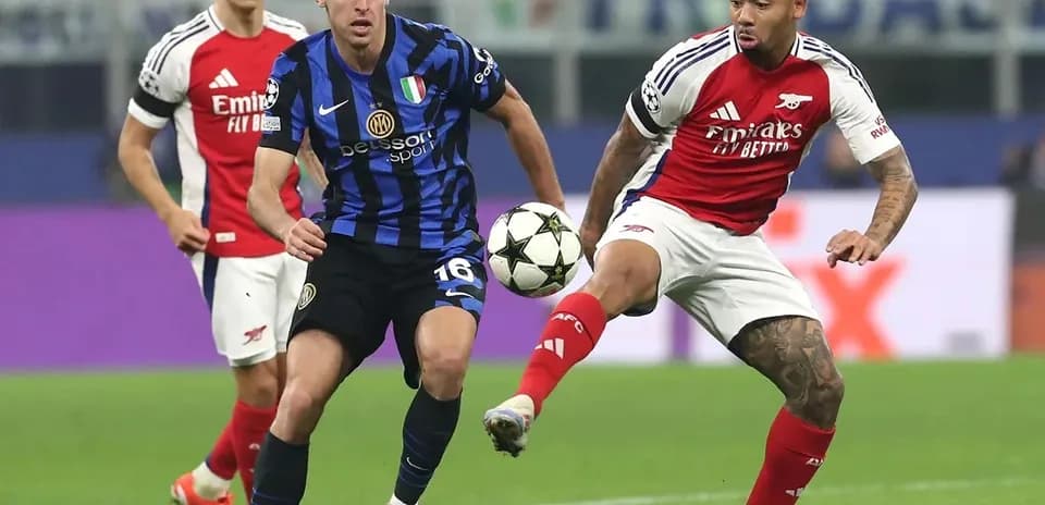 Inter and Arsenal players competing for the ball