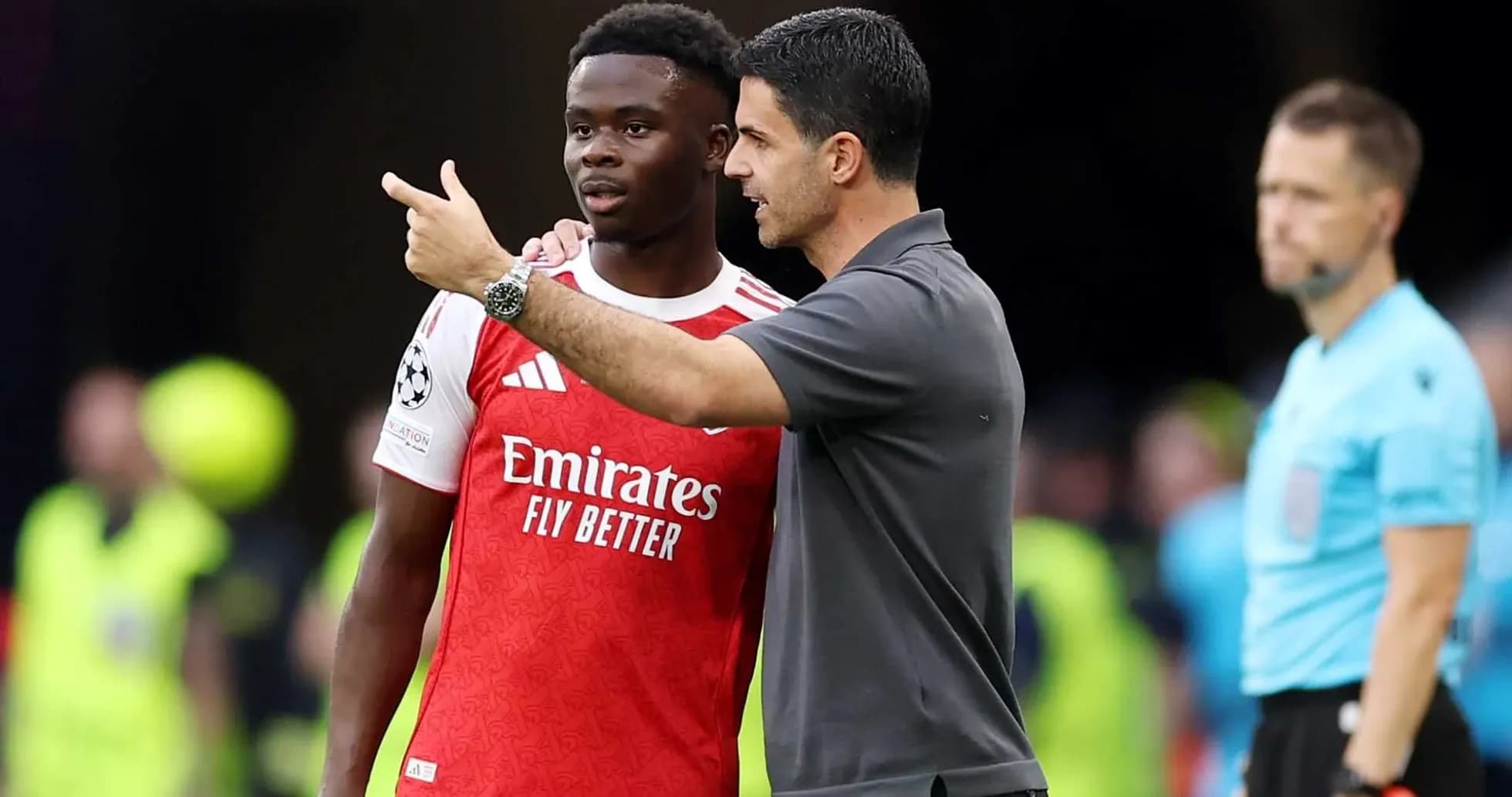 Mikel Arteta discussing strategy with Bukayo Saka